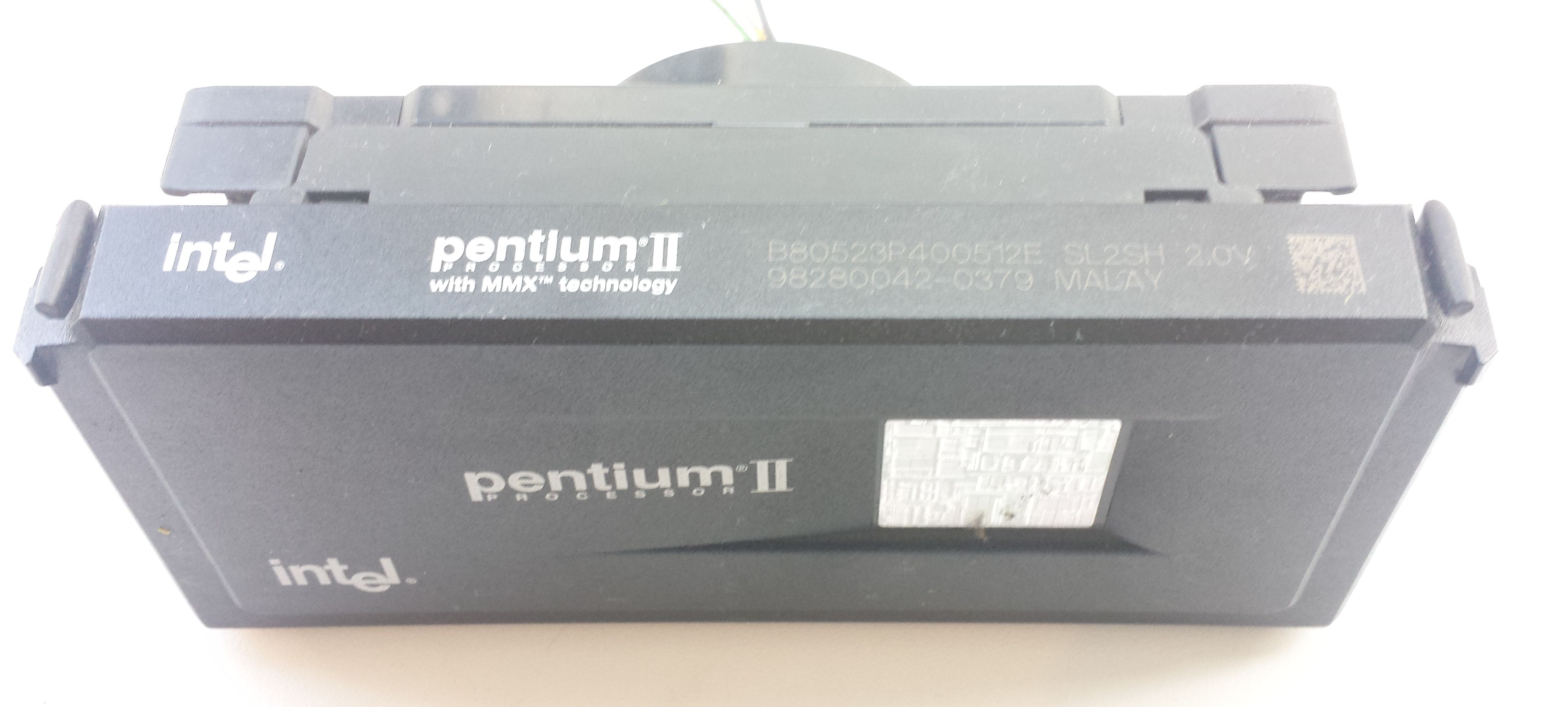 Intel Pentium 2 400 MHz SL2SH-01 voorkant schuin